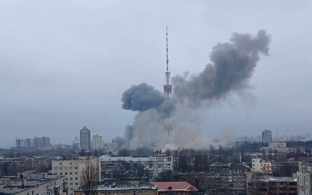Ucraina, la Russia colpisce la torre della TV a Kiev