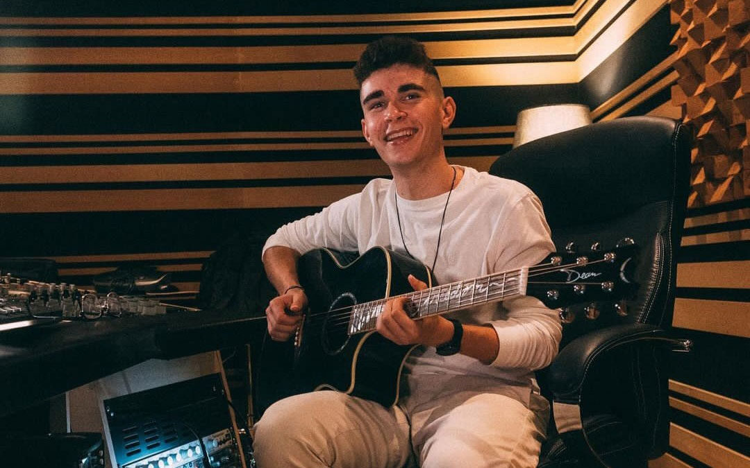 Eurovision 2023: Victor Vernicos con “What they say” per la Grecia
