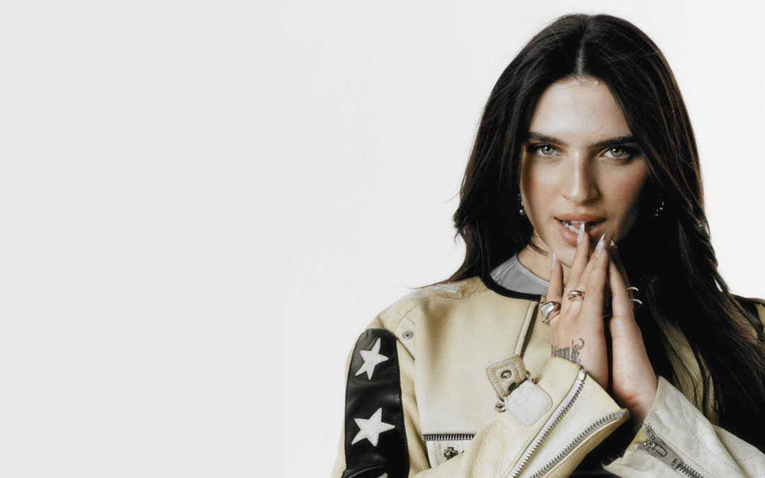 Eurovision 2023: Mae Muller con “I Wrote A Song” per il Regno Unito