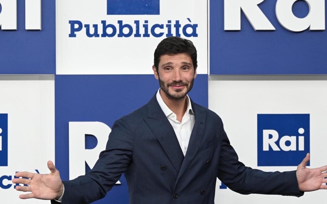 Sanremo 2027: De Martino conferma una serata dedicata alla selezione italiana